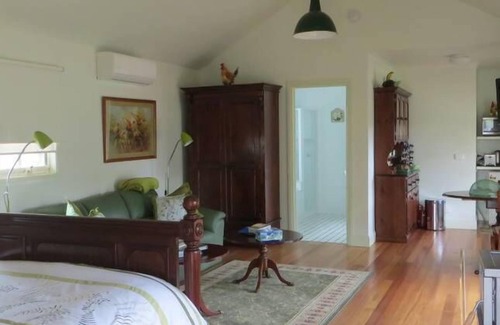 Yellingbo Bed & Breakfast | Honeyeater Cottage Bed and Breakfast