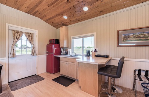 Sequim Cottage | Honeymoon Cottage - King, Jetted tub, Private
