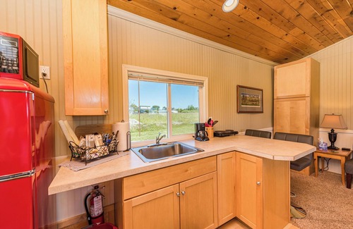 Sequim Cottage | Honeymoon Cottage - King, Jetted tub, Private