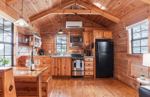 Hot Springs Cabin | Honeymoon Log Cabin w/Wooded Mountain Views