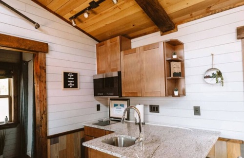 Cottonwood Apartment | Honeymoon Retreat-Sauna, Spa Deck + Wine Tasting