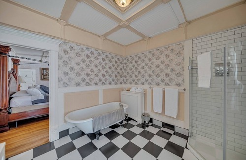 Marmora Bed & Breakfast | Honeymoon Suite @ Marmora and Lake inn
