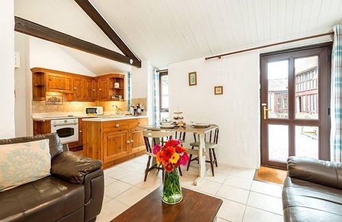 Whitchurch Canonicorum Cottage | Honeypot Cottage - with Logburner, Indoor Pool, Spa, Sauna, Aplacas! Sleeps 3 guests in 2 bedrooms