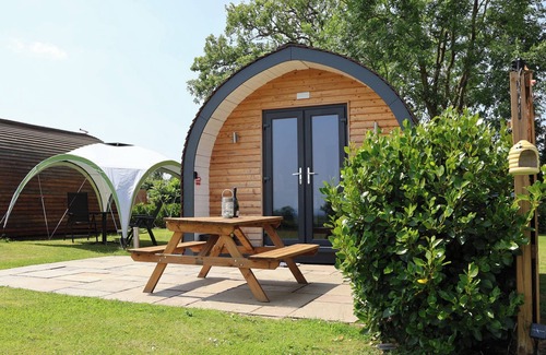 Hope Cottage | HONEYPOT HIDEAWAYS - MANUKA, romantic in Higher Kinnerton, Chester
