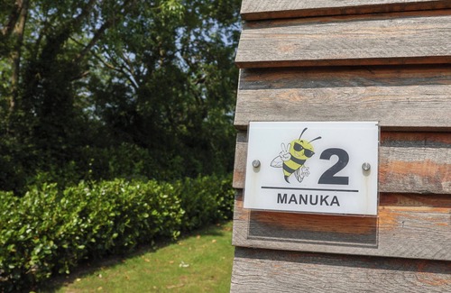 Hope Cottage | HONEYPOT HIDEAWAYS - MANUKA, romantic in Higher Kinnerton, Chester