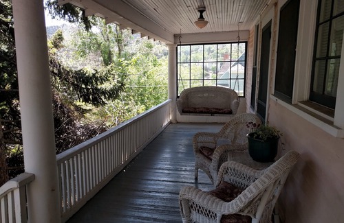 Manitou Springs Historic District Cottage | Honeysuckle Cottage - downtown Manitou Springs