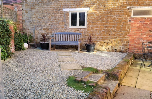 Sibford Gower Cottage | HONEYSUCKLE COTTAGE (MIDDLE TYSOE), pet friendly in Tysoe