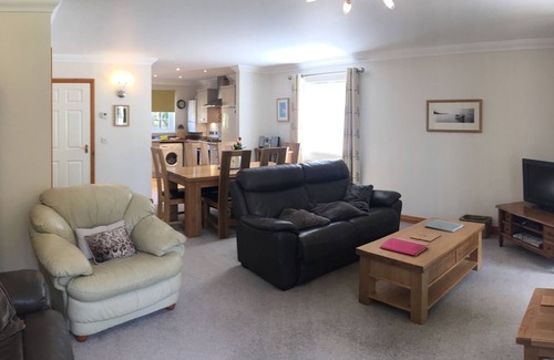 Shanklin Cottage | Honeysuckle Cottage, Child Friendly, 10 min walk to beach, less to Shops & Park.