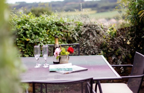 Blockley Cottage | Honeysuckle Cottage - sleeps 4 guests in 2 bedrooms