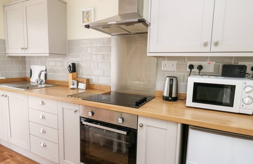Crossgates Cottage | HONEYSUCKLE COTTAGE, pet friendly, with a garden in Crossgates