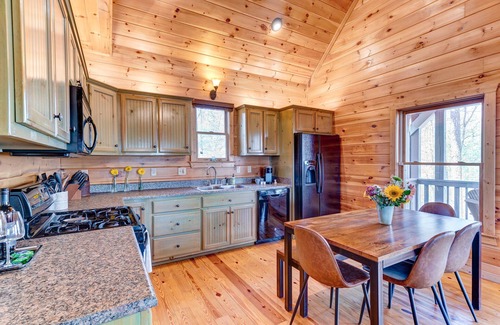 Ellijay Cabin | Honeysuckle Hideaway: Mountain View Leisure Lodge