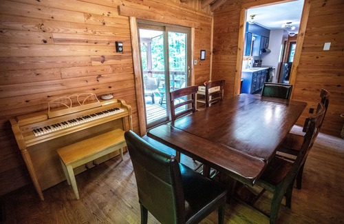 New Market Cabin | Honeysuckle Hideaway Cabin with hot tub and king bed! Family friendly.