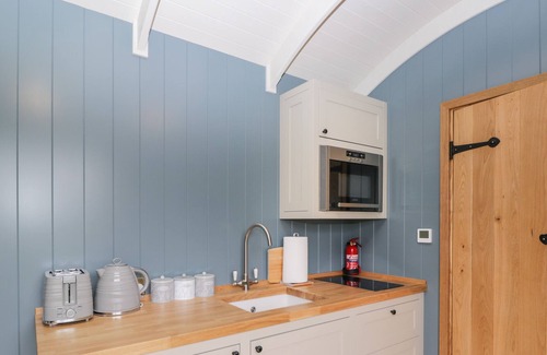Staple Hill Cottage | HONEYSUCKLE HUT, MYRTLE FARM, romantic, with hot tub in Warmley