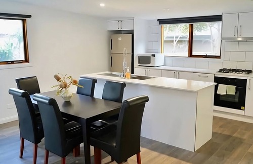 Bendigo House | Honeysuckle St Cottage. Central Location. Sleeps 8