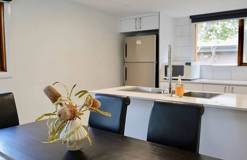 Bendigo House | Honeysuckle St Cottage. Central Location. Sleeps 8
