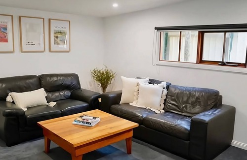 Bendigo House | Honeysuckle St Cottage. Central Location. Sleeps 8