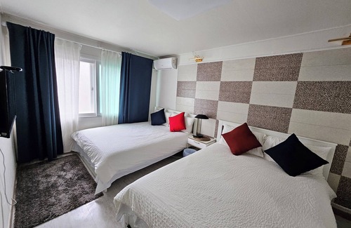 Seogyo-dong Bed & Breakfast | Hongdae: Spacious yard, group-friendly. Green, sunny, near biz—cozy