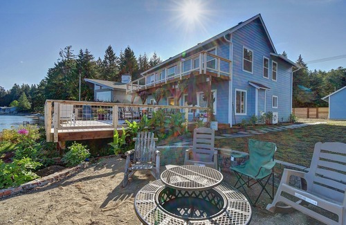 Burley House | Hood Canal waterfront five bedrooms hottub watercrafts boat launch Olympic view
