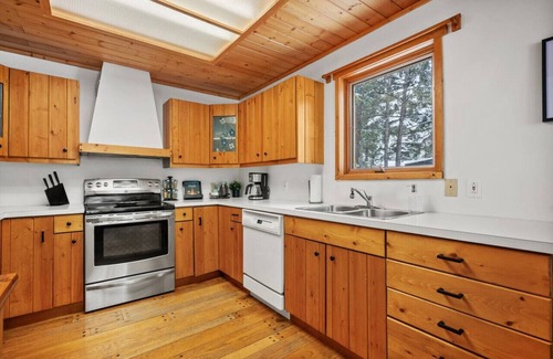 East Kootenay Cabin | Hoodoo Haven | Game Room | Pets | Fireplace | Tennis