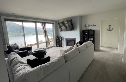 Sicamous House | Hooked Lakehouse perched over Mara Lake