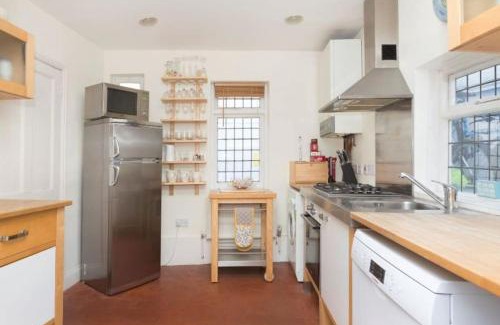 Deal House | Hoop & Griffin