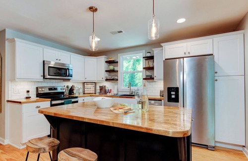 Fletcher House | Hooper's Creek Cottage: Close to local attractions!