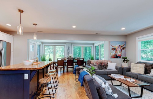 Fletcher House | Hooper's Creek Cottage: Close to local attractions!