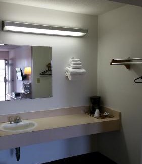 Portland Hotel | Hoosier Inn- Portland