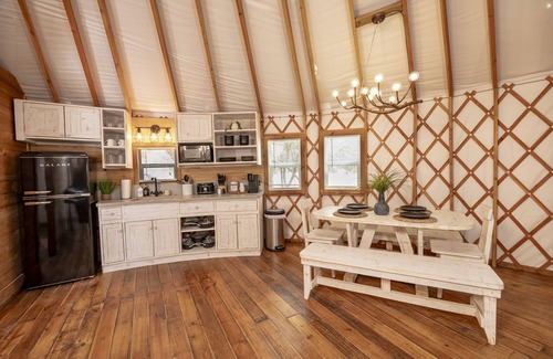 Bandera Cabin | Hoot Owl Yurt/Cold A/C! Hot Tub/Medina River/Close to Downtown/RiverYurtVillage