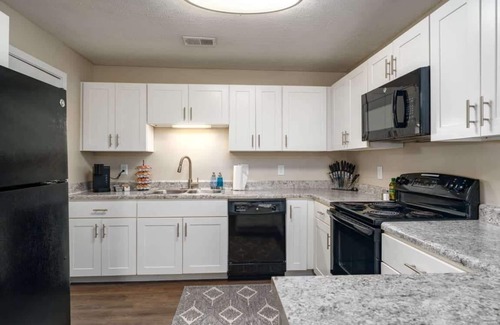 Hoover Apartment | Hoover Oasis: 2BR Apartment with Pool & Gym