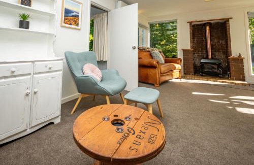 Te Anau House | Hop, Skip and Jump to the Lake - Te Anau House