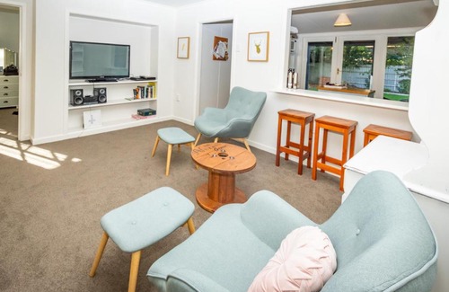 Te Anau House | Hop, Skip and Jump to the Lake - Te Anau House