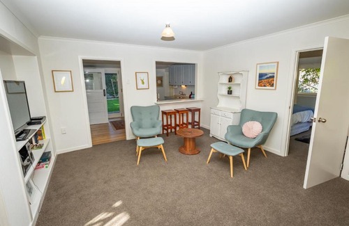 Te Anau House | Hop, Skip and Jump to the Lake - Te Anau House