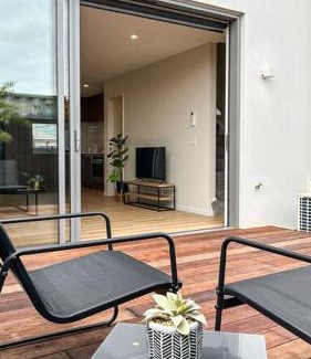 Woolston Apartment | Hop, Skip, Jump to the city !