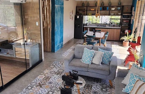 Salas House | HOP TURQUESA Summary: