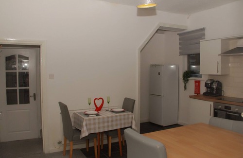 Leigh House | Hope Haven - Stylish SA, Sleeps 5