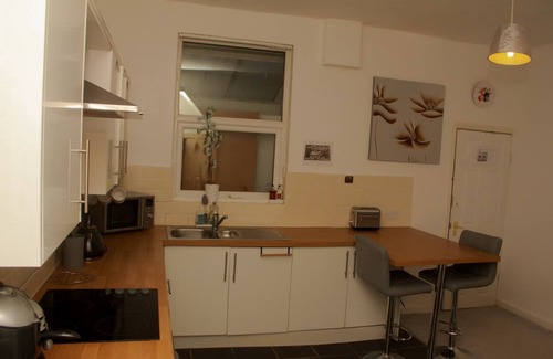 Leigh House | Hope Haven - Stylish SA, Sleeps 5