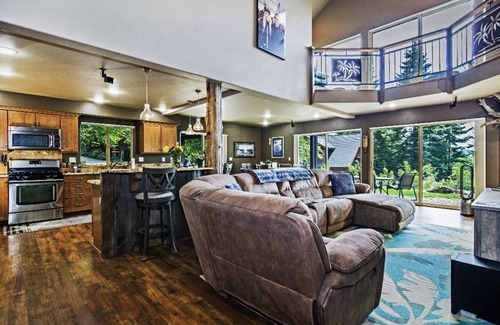 East Hope House | HOPE, IDAHO HOME Only One block from Lake Pend Oreille with GREAT lake views!