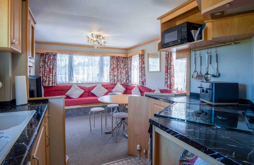 Mawr Apartment | Hopkins Retreat - 3 Bedroom Caravan - Hot Tub