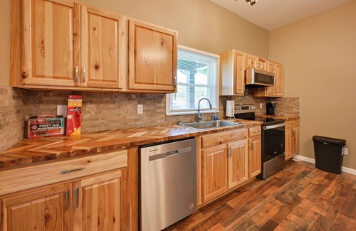 Hopkinsville House | Hopkinsville Home: Walk to Downtown!