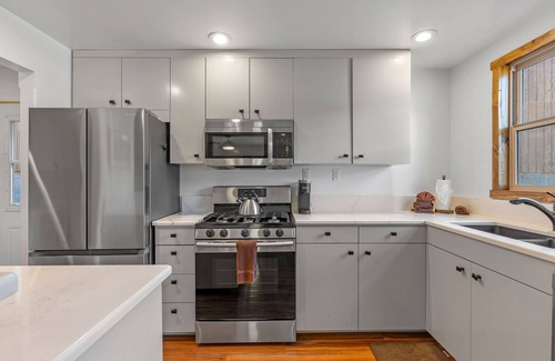 June Lake House | Hoppy Hollow, a charming bungalow located next to the brewery!