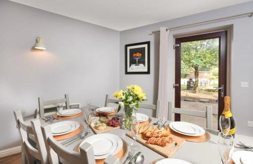 Holestone Moor House | Hopton Cottage - Darwin Lake Holiday Village