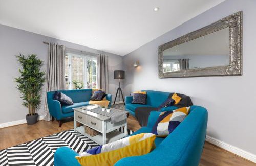 Holestone Moor House | Hopton Cottage - Darwin Lake Holiday Village