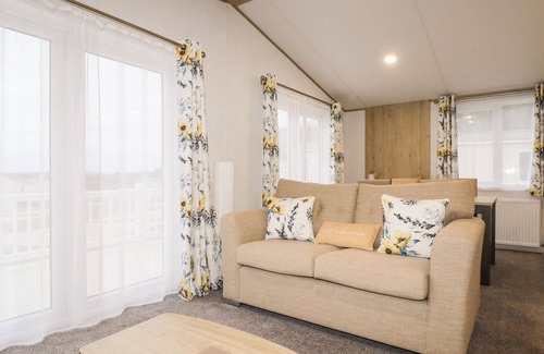 Grampound Cabin | HORIZON LODGE, family friendly, with pool in Polgooth