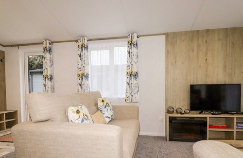Grampound Cabin | HORIZON LODGE, family friendly, with pool in Polgooth