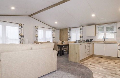 Grampound Cabin | HORIZON LODGE, family friendly, with pool in Polgooth