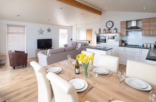 Leiston Apartment | Horizon Lodge - sleeps 6 guests in 3 bedrooms