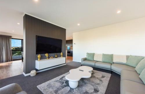 Nelson House | Horizon View Retreat - Nelson Holiday Home
