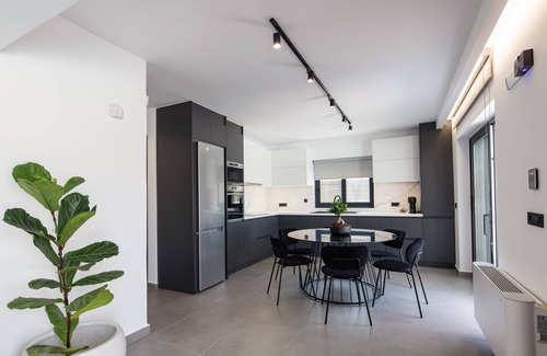 Platanias Town Villa | Horizon Villa Oasis, Walk to Platanias Beach!