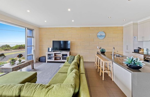 Port Macdonnell Apartment | HORIZONS part of BLUE FIN HOLIDAY HOMES with Stunning Sea Views & Free Wi-Fi